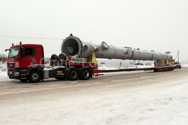 Transportation of a column for refinery